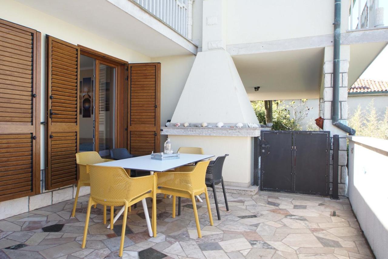 Apartmaji Pri Bosi Nogi Izola Exterior foto